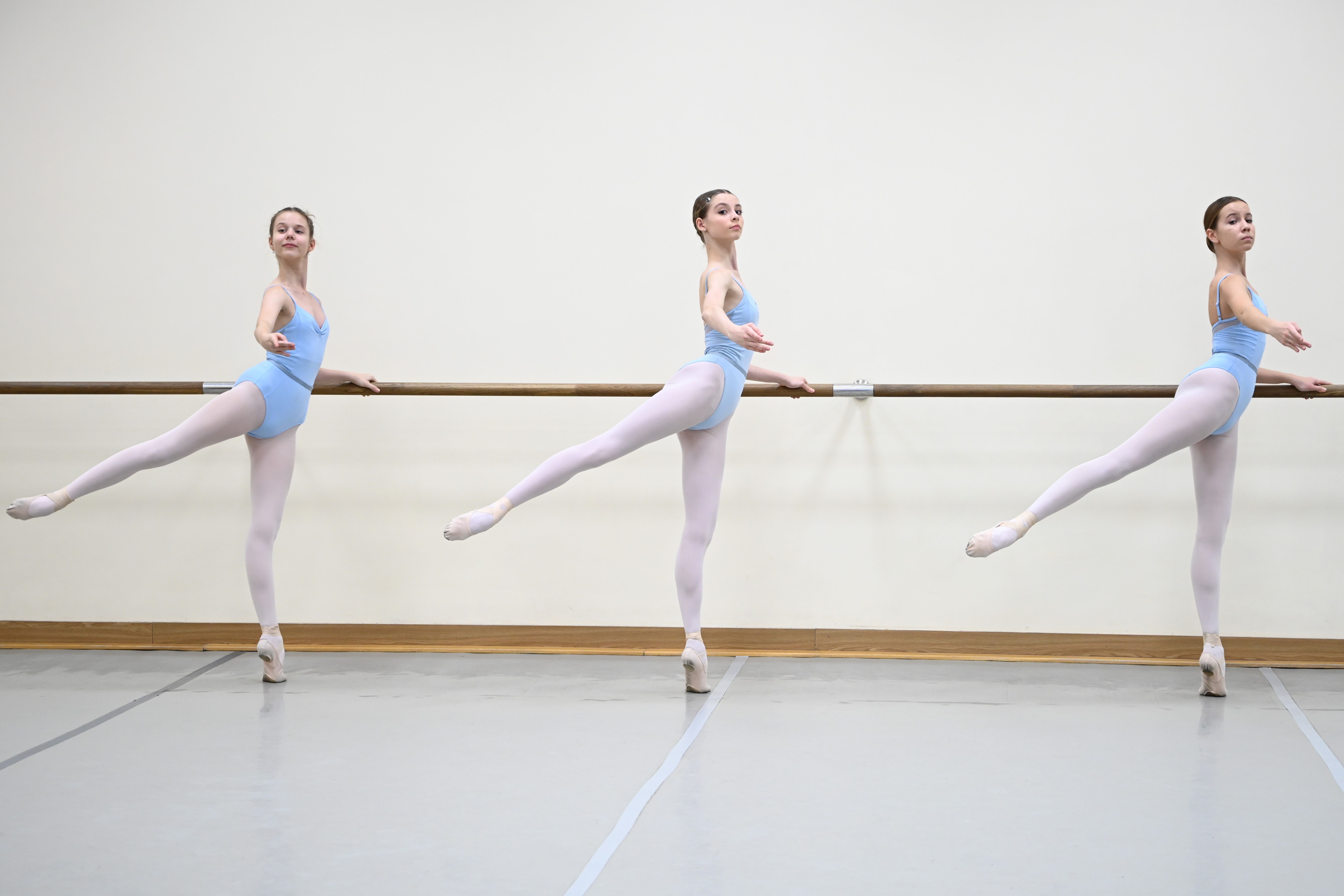 Ballet class for beginners 2 - Ballet Barre